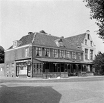 843209 Gezicht op het voormalige hotel Raadhuis van Kronenburgh (thans hotel Verweij, Rijksstraatweg 113-115) te Loenen ...